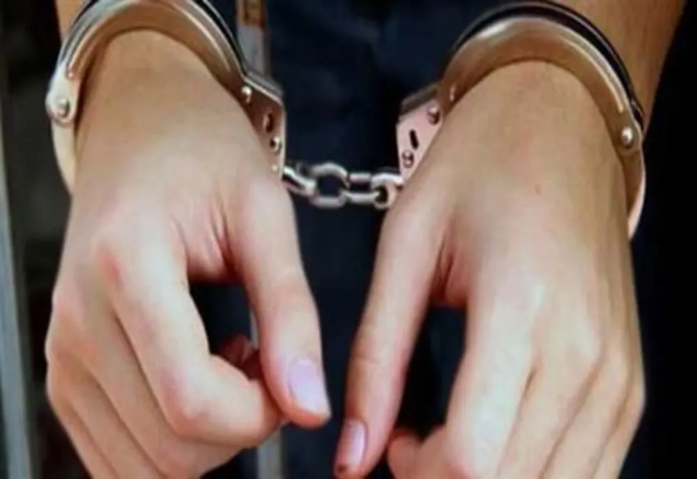 Doi tineri bănuiţi de tâlhărie au fost reţinuţi de poliţişti! Au bătut o bătrână şi i-au furat economiile