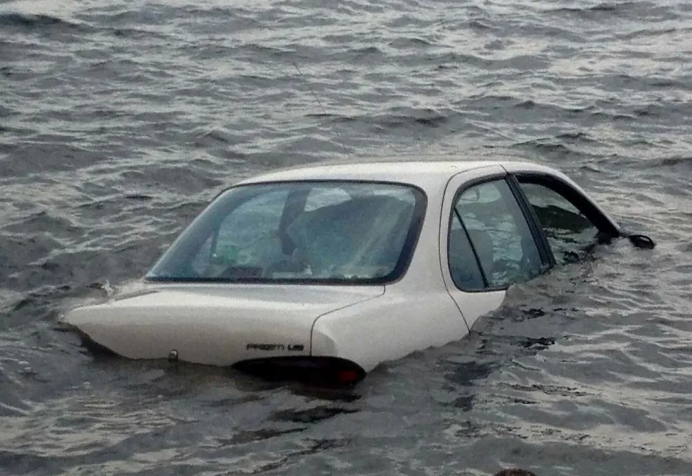 Accident în Şărmăşag! Un şofer a plonjat cu maşina în lac