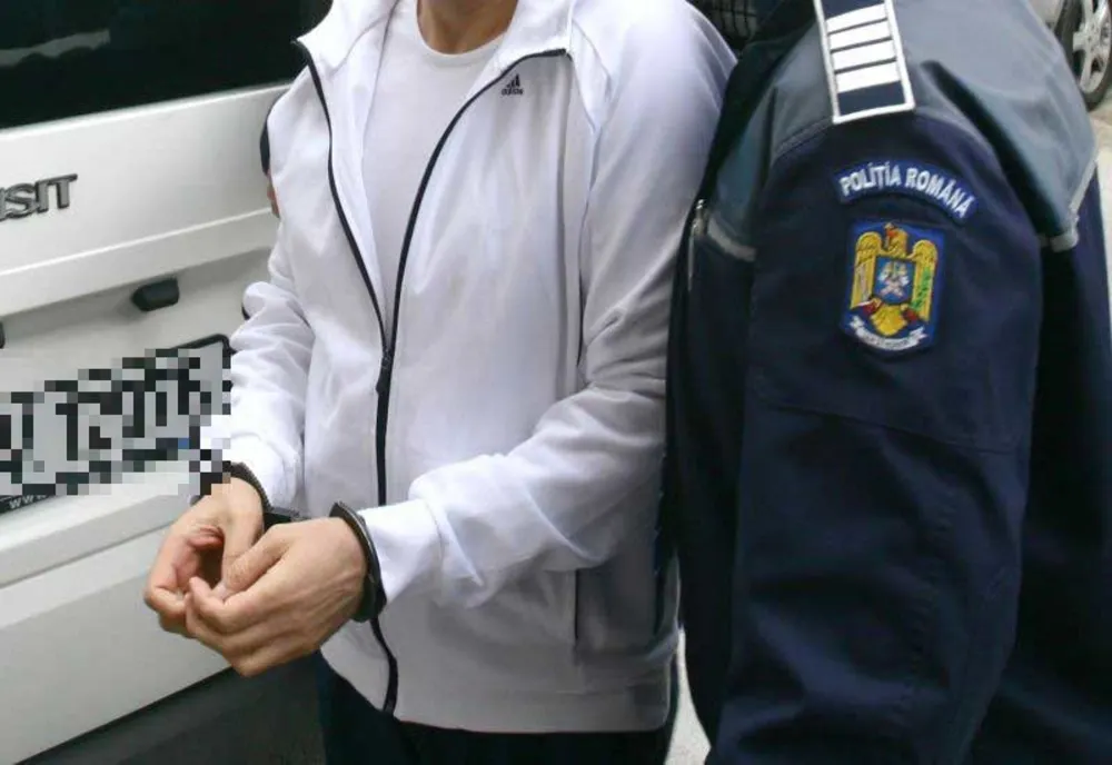 Tânăr reţinut de poliţişti pentru tâlhărie calificată