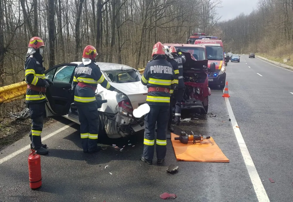 FOTO | Accident pe Meseş între un microbuz şi un autoturism! Trei persoane au fost rănite