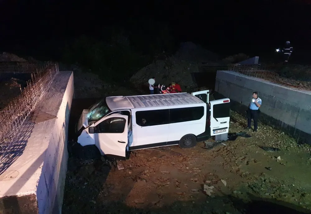 FOTO | 5 bărbaţi din Sălaj, Satu Mare şi Hunedoara răniţi într-un accident: au căzut cu duba într-un canal colector