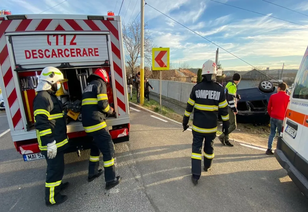 Accident cu trei maşini pe un drum judeţean din Satu Mare! Un pieton din Sălaj a fost rănit
