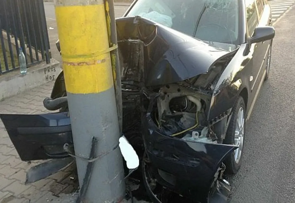 Un şofer de 20 de ani a intrat cu maşina în stâlp! Acesta se afla sub influenţa băuturilor alcoolice