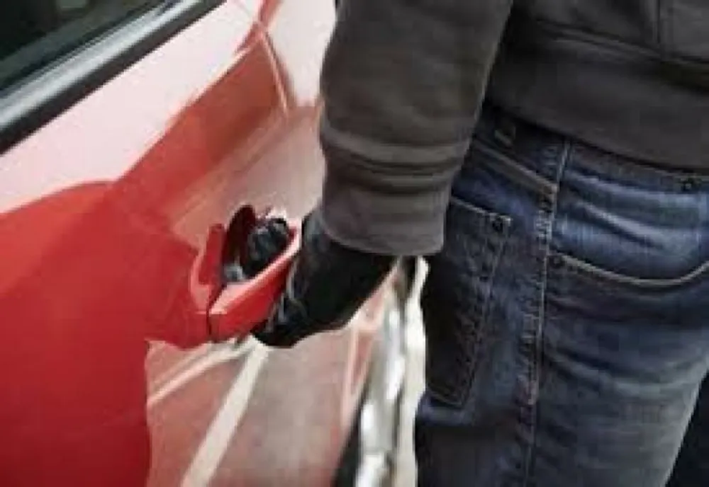 Un tânăr de 19 ani s-a ales cu dosar penal după ce a furat o maşină