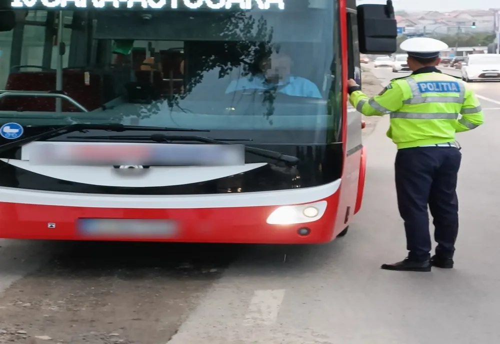 Zeci de vehicule destinate transportului public de persoane din Sălaj, verificate de polițiști