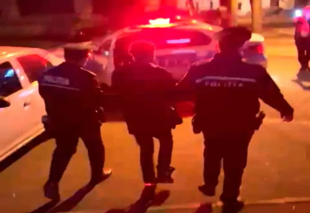 Doi tineri din Românași au fost prinşi de poliţişti după ce au tâlhărit un bătrân în propria casă