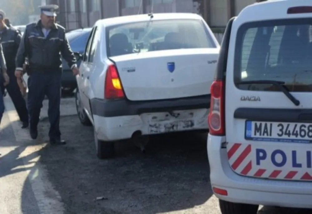 Tupeu plătit cu dosar penal! Deși nu avea permis, s-a urcat la volanul unei mașini cu numere false 