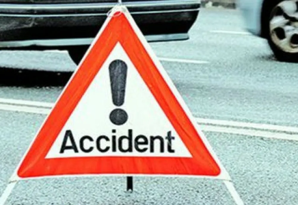 Femeie din Zalău rănită după un accident rutier! Au intrat cu maşina într-un cap de pod