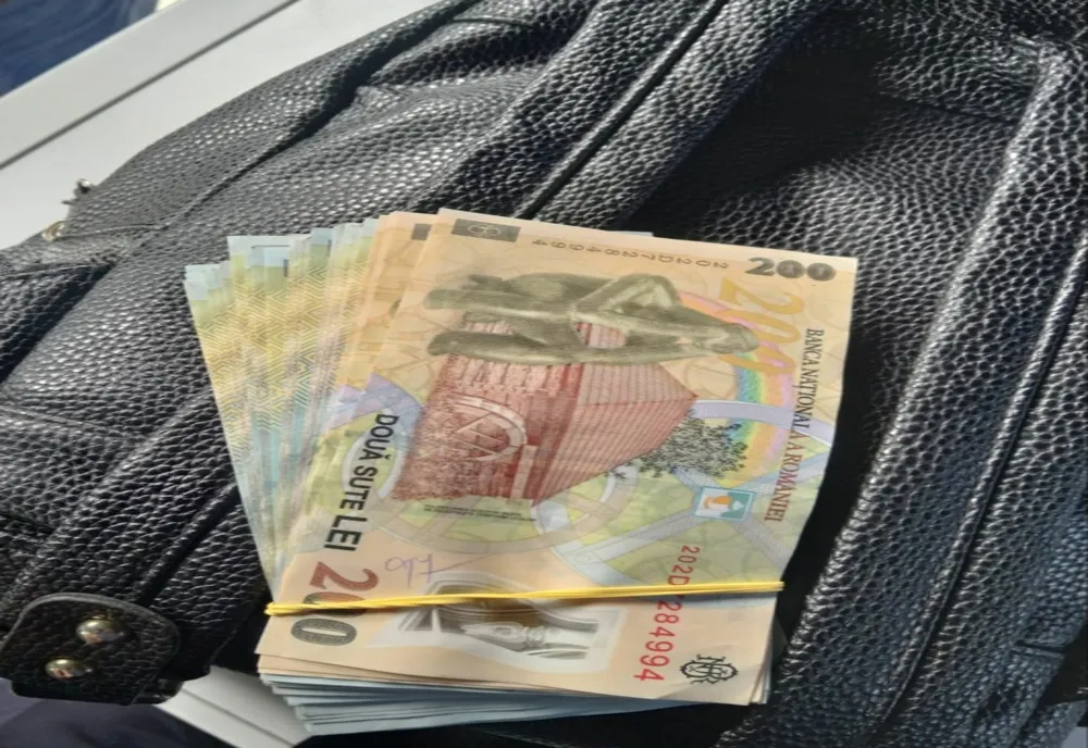 Zalău: Rucsac care conținea 10.200 de lei, carduri bancare și documente de identitate, găsit de polițiști și restituit persoanei care l-a pierdut