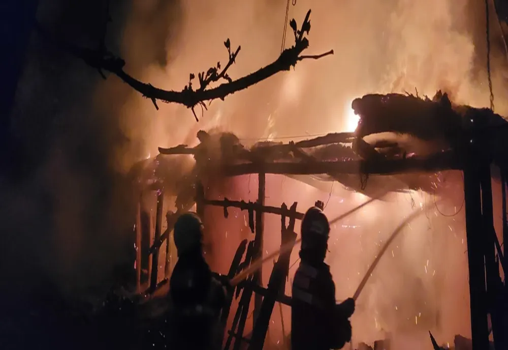 Incendiu violent izbucnit la anexa unei gospodării din localitatea Cehei (FOTO)