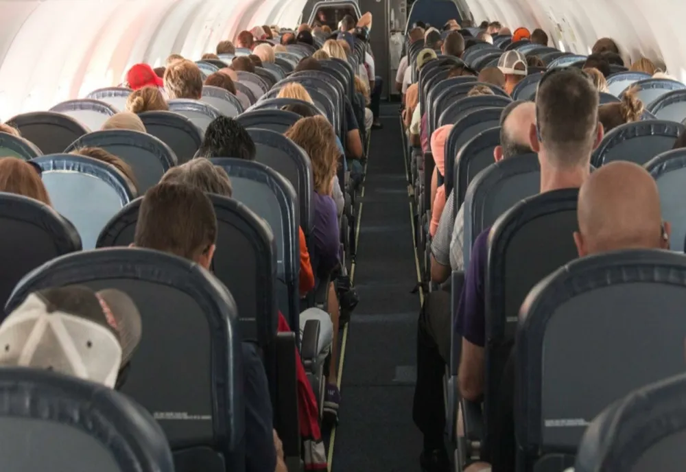 O nouă companie aeriană low-cost pe piaţa din România. Când are loc primul zbor