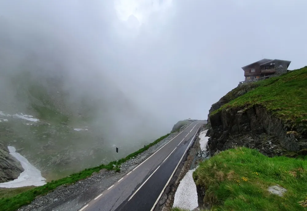 CONDIȚIILE METEOROLOGICE NEFAVORABILE ÎNCHID TEMPORAR CIRCULAȚIA PE TRANSFĂGĂRĂȘAN