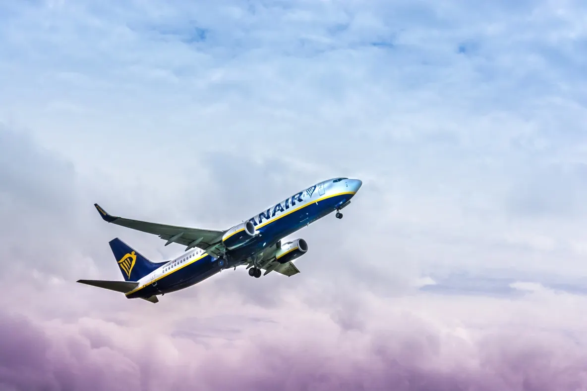 Ryanair avertizează că prețurile biletelor de avion vor crește semnificativ și reduce mai multe rute