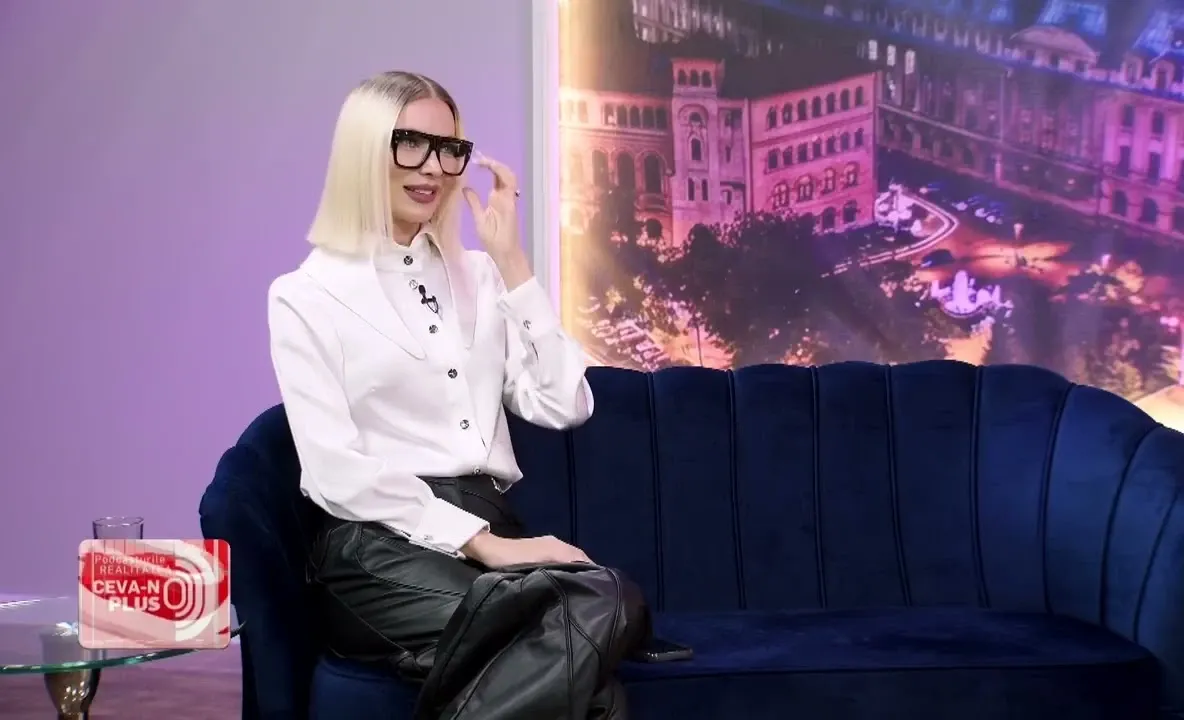 Andreea Simona Sîrbu, la Realitatea PLUS: Peste 350 de metri de pene de struț pentru o creație spectaculoasă