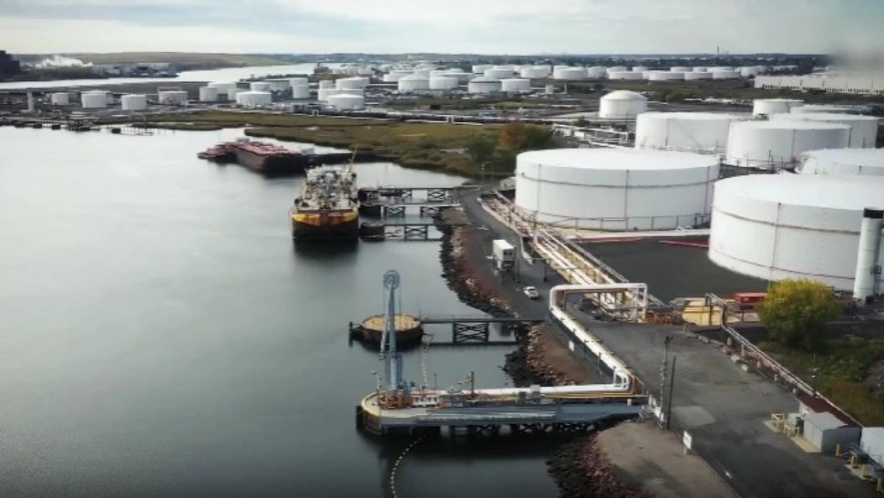 Prețul petrolului a explodat luni dimineață, pe fondul escaladării conflictului din Orientul Mijlociu. Progonoze sumbre privind prețul carburanților