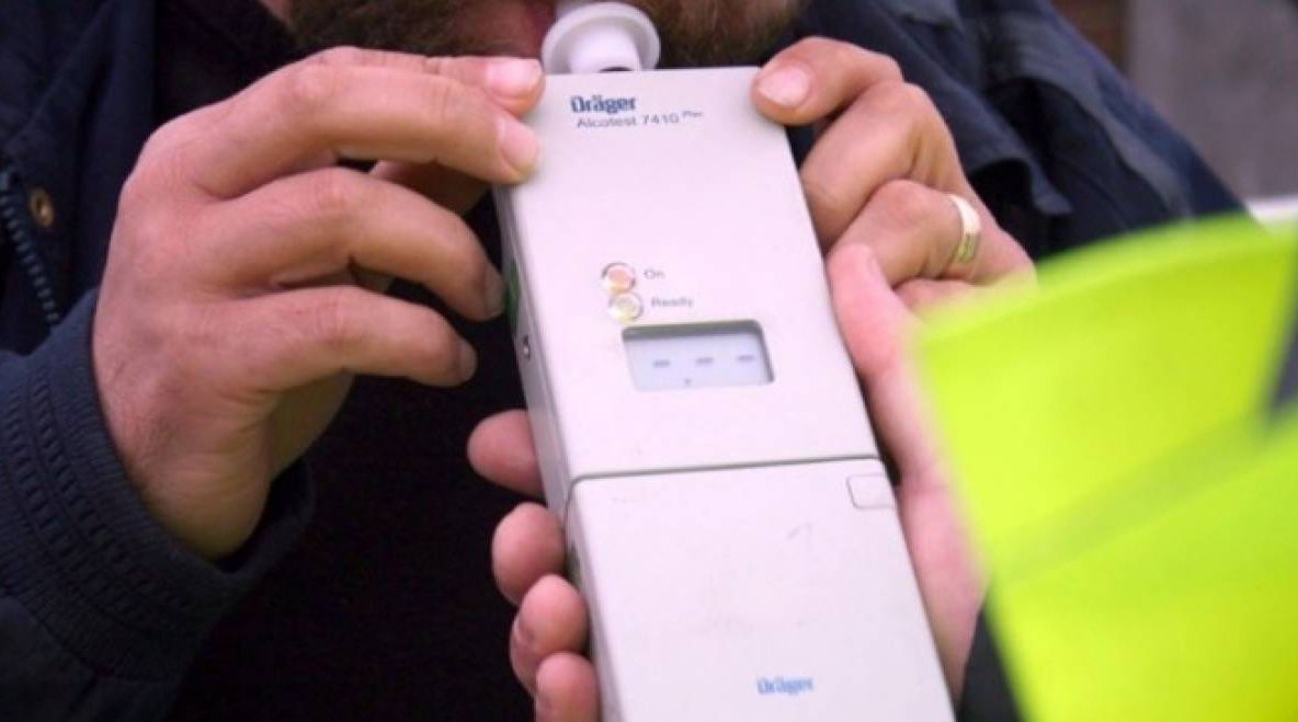 Un şofer beat a intrat cu maşina într-un cap de pod. Ce alcoolemie avea