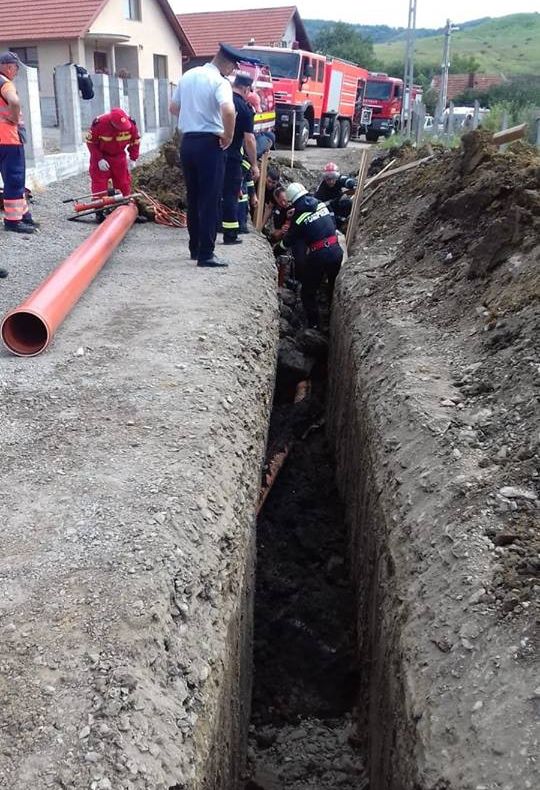 Tragedie la Şimleu: Un muncitor a murit îngropat de viu