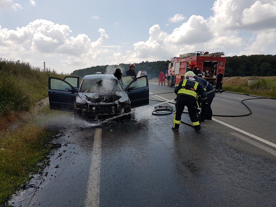Pe centura Zalăului: un autoturism a luat foc în mers