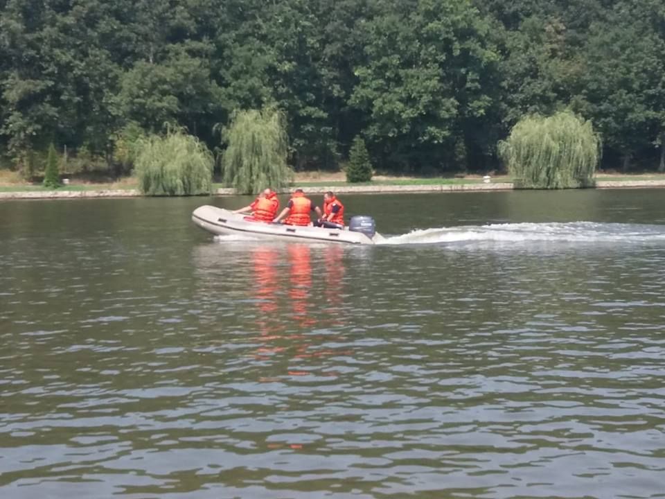 Din agenda pompierilor sălăjeni: Antrenament cu barca pe lacul din localitatea Drighiu