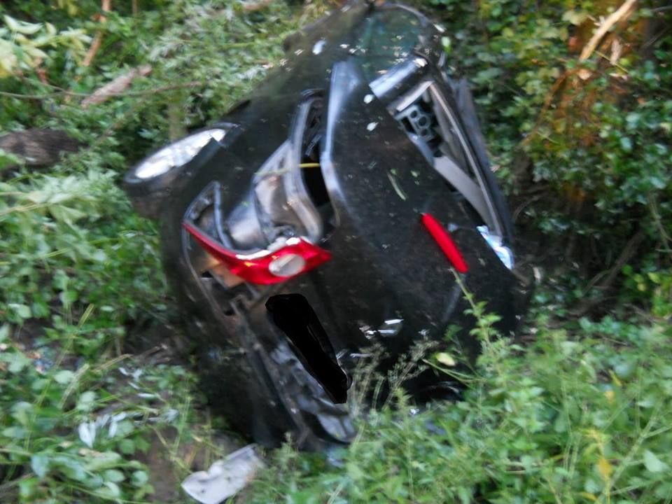 Accident pe DN1C, în Ileanda: O tânără de 23 de ani a ajuns cu maşina într-un copac