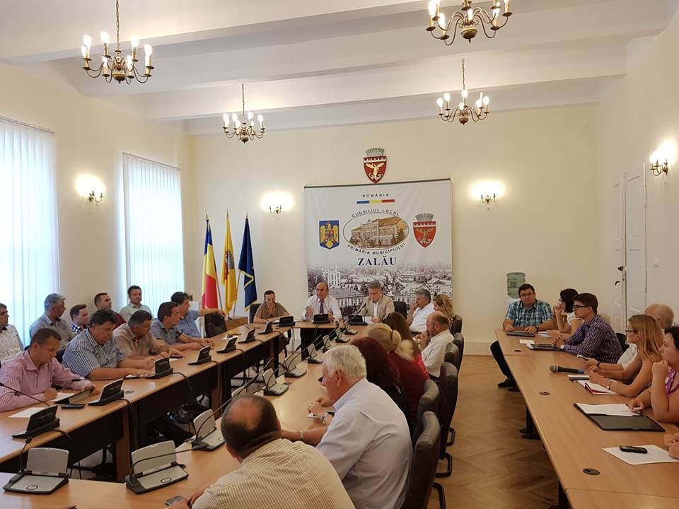 Zalău: Etajul halei agroalimentare din buricu' târgului este pustiu. Se iau măsuri pentru atragerea comercianţilor