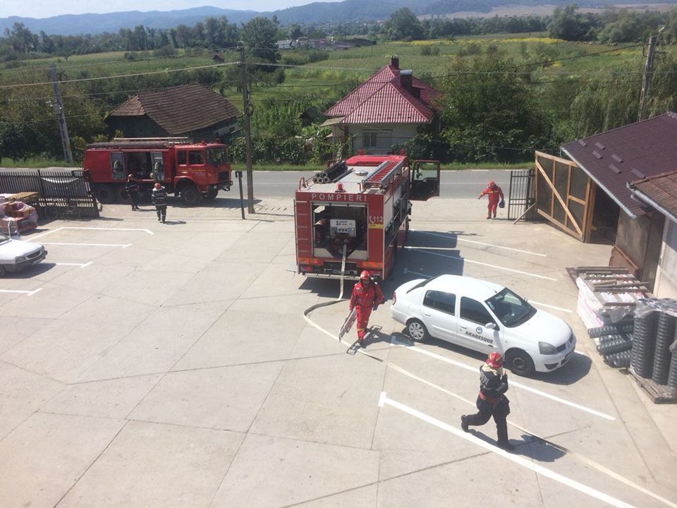 Simulare de incendiu:  Sediul unui operator economic din Ileanda, cuprins de flăcări
