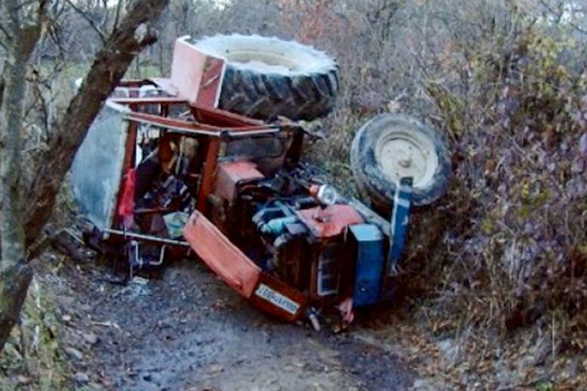 Tragedie la Zalnoc. Un bărbat a murit strivit de tractor