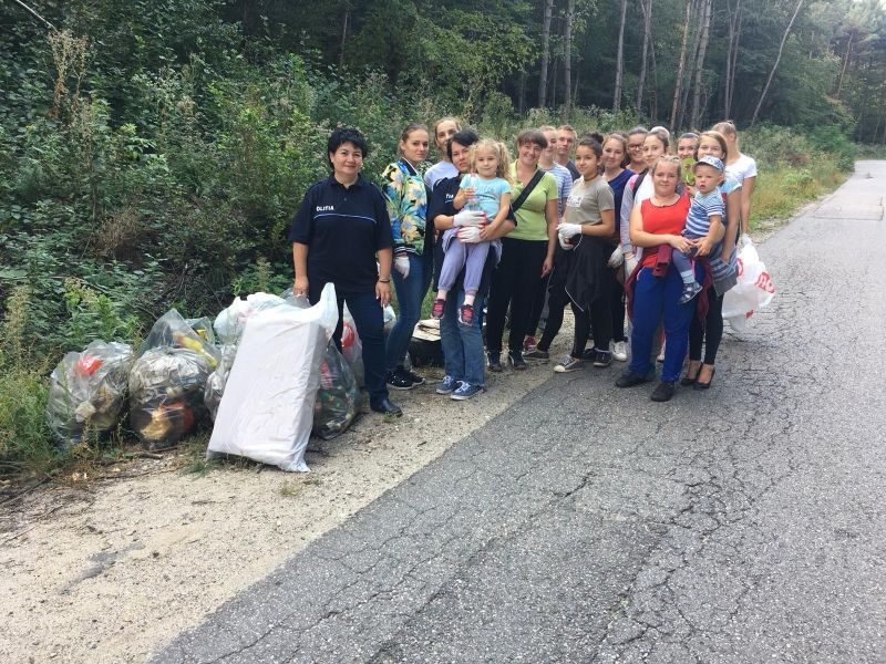 Poliţiştii şi elevii au curăţat de gunoaie pădurea Gîrceiu