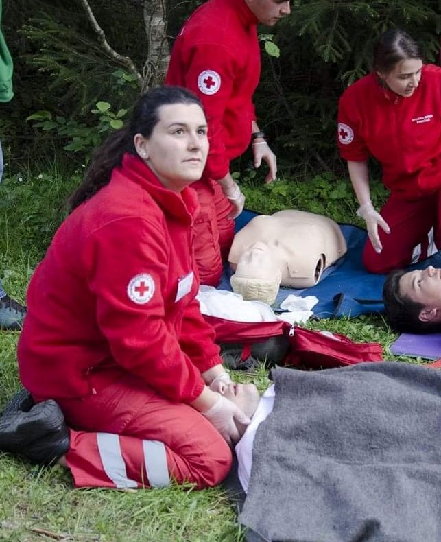 Bărbat căzut pe stradă, salvat de o voluntară a Crucii Roşii