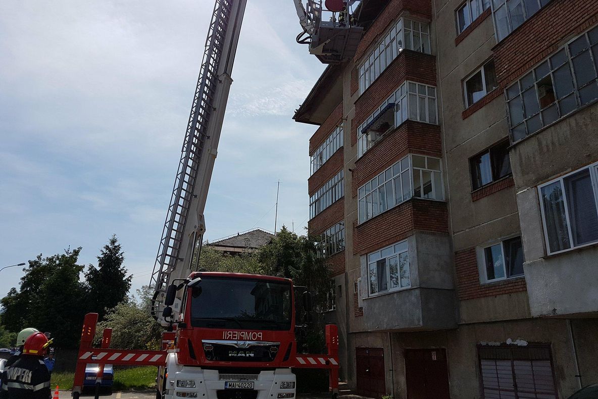 Atenţie! La Zalău cade tencuiala de pe blocuri