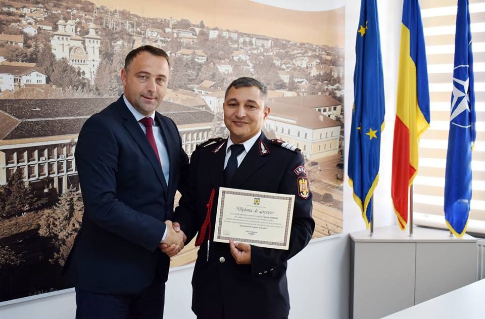 Pompierul desemnat ''Salvatorul anului'', felicitat de prefect