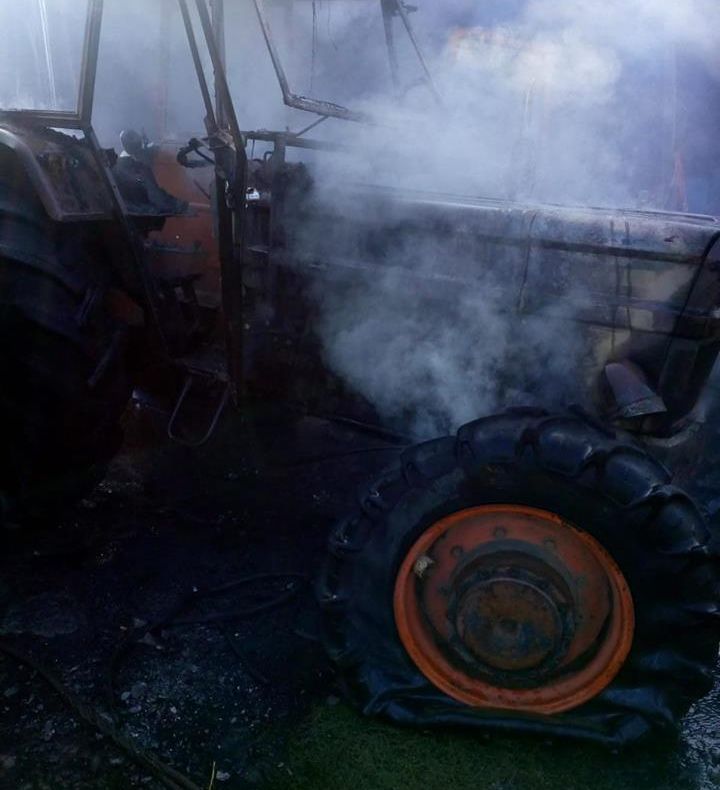 Tractor mistuit de flăcări de la un scurtcircuit
