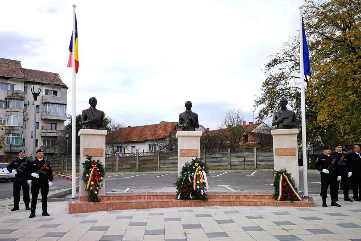 Grup statuar  dedicat memoriei iluştrilor oameni politici ai Sălajului, inaugurat la Jibou