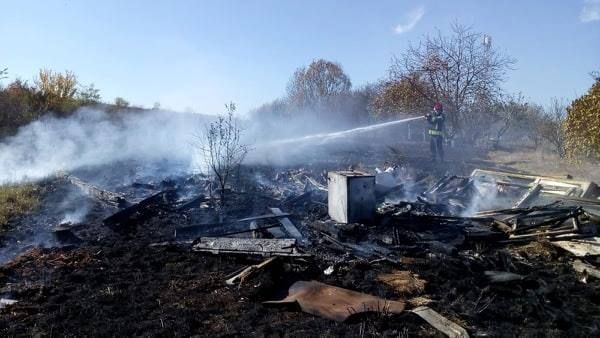 Pompierii, solicitaţi la ''foc continuu''. Aproape 60 de intervenţii în şapte zile