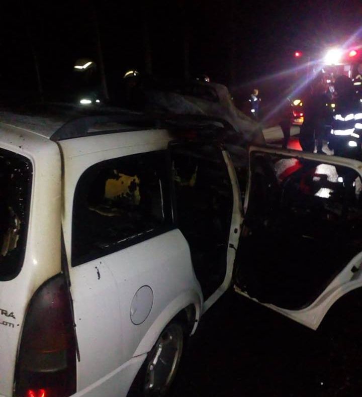 Un autoturism s-a făcut scrum pe drum,  în apropiere de Meseșenii de Jos