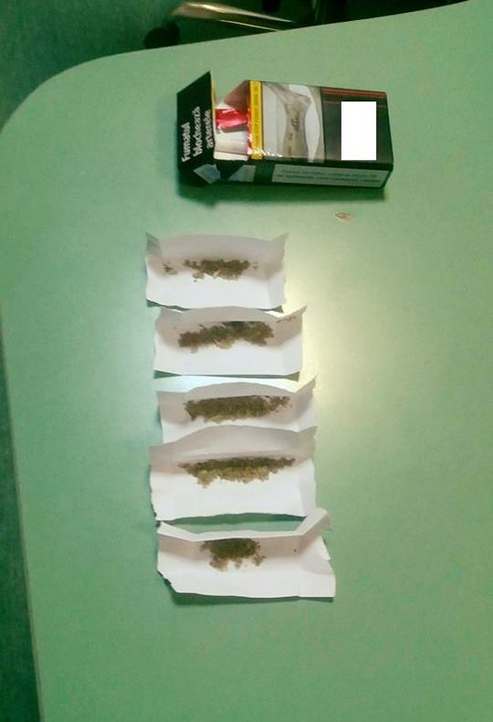 Un tânăr, aflat într-o profundă stare de agitație, condus de jandarmi la spital. Asupra lui s-au găsit pliculețe cu substanțe suspecte