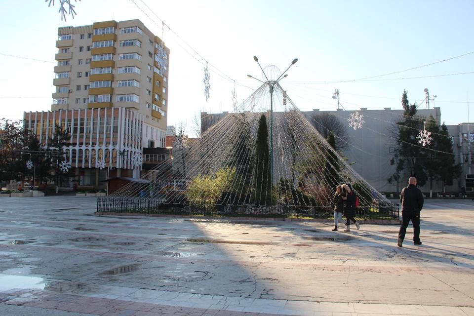 La Zalău, achiziţii în valoare de 134.000 de lei pentru iluminatul festiv: fulgi de nea, ţurţuri luminoşi şi un om de zăpadă