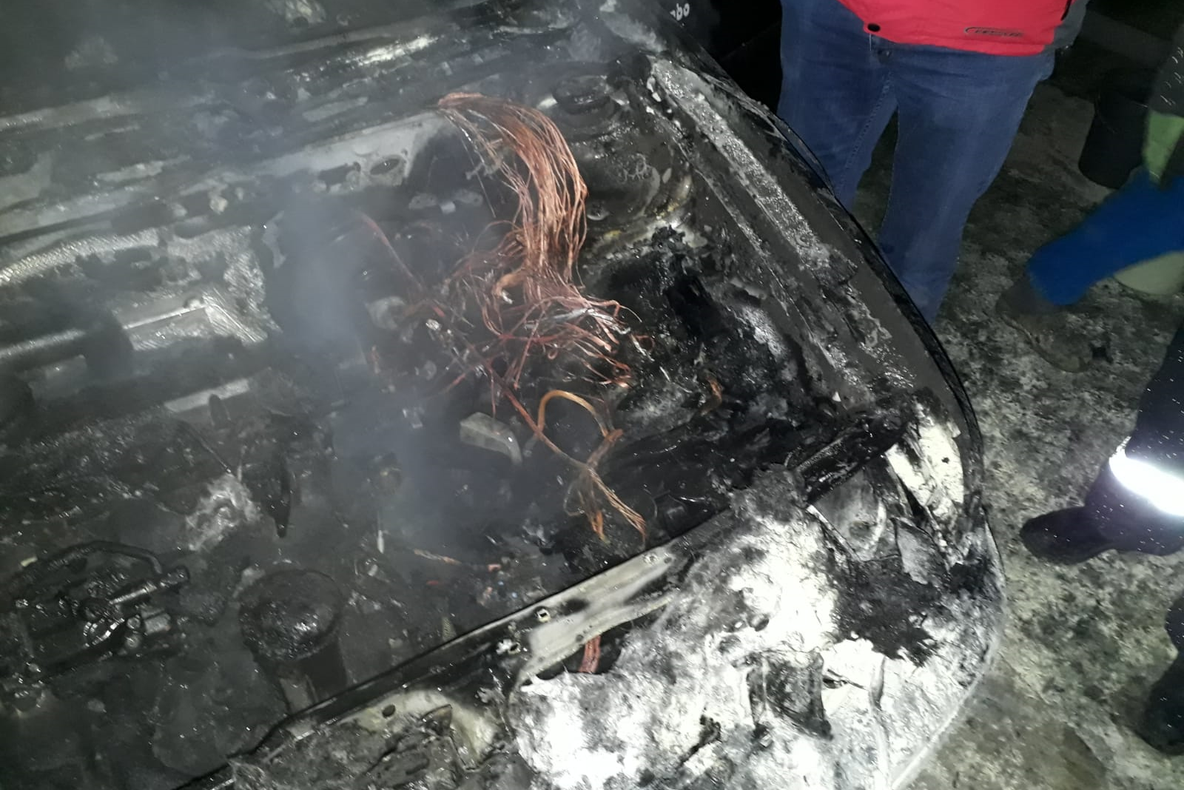 Autoturism cuprins de flăcări la Treznea