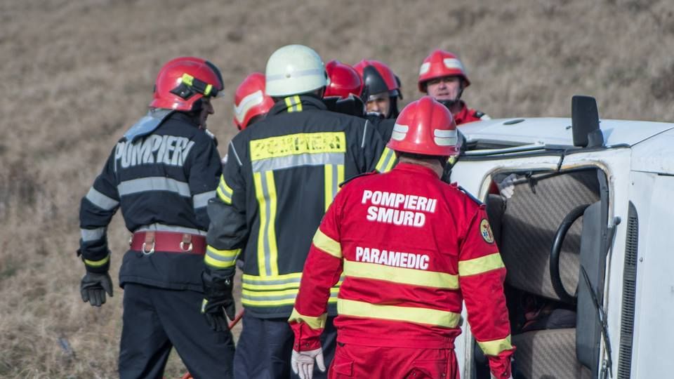 Autoturism răsturnat pe drumul judeţean 191 C . Două “victime”, descarcerate de pompieri