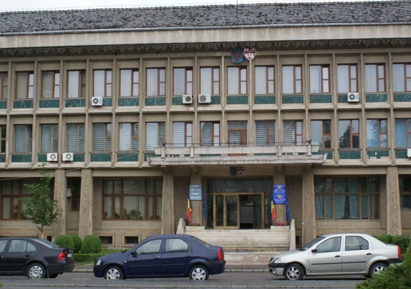 Final de an în Sălaj: angajări pe bandă rulantă în sistemul public