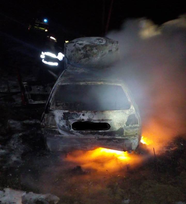 Autoturism mistuit de flăcări. Focul a fost pus intenţionat de o mână criminală