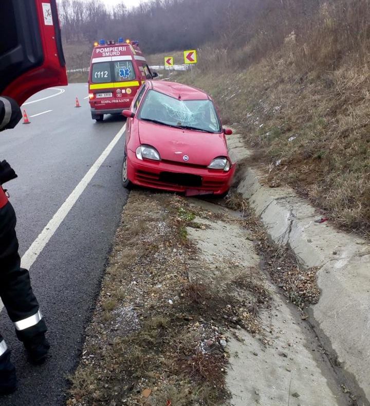Vârsta nu e un impediment! La 86 de ani, un şofer a ajuns cu maşina-n şanţ