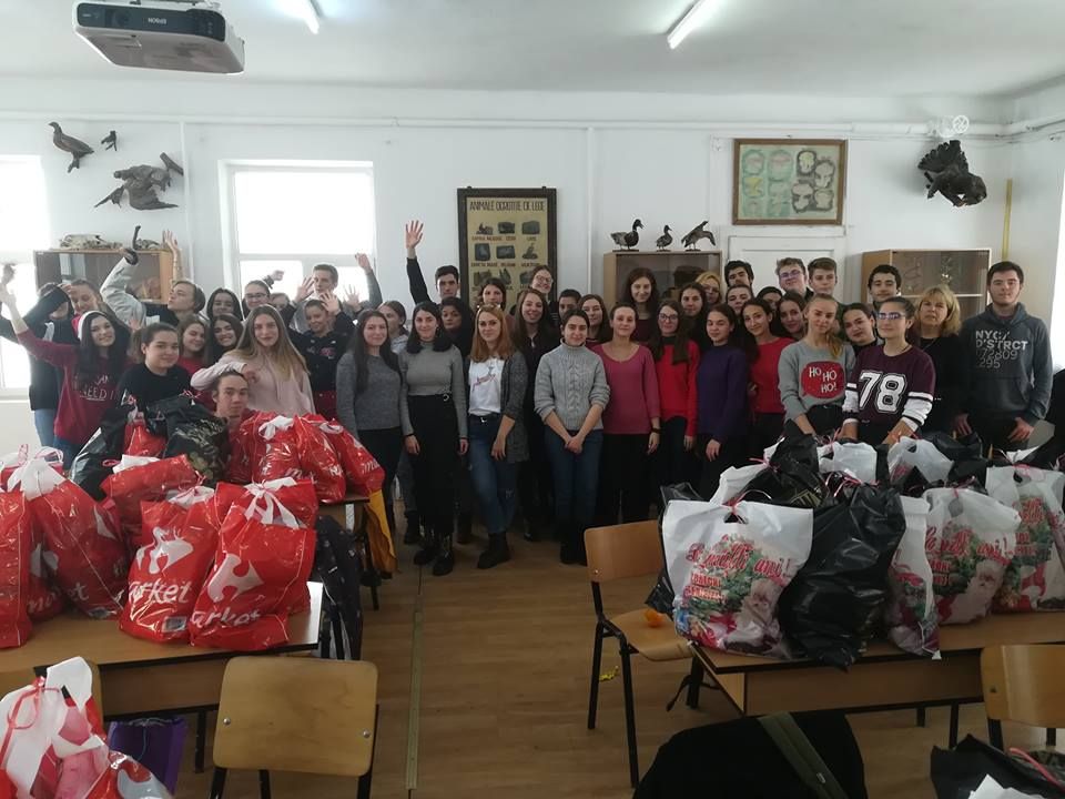 Voluntarii Crucii Roşii Sălaj au împărţit daruri de Crăciun