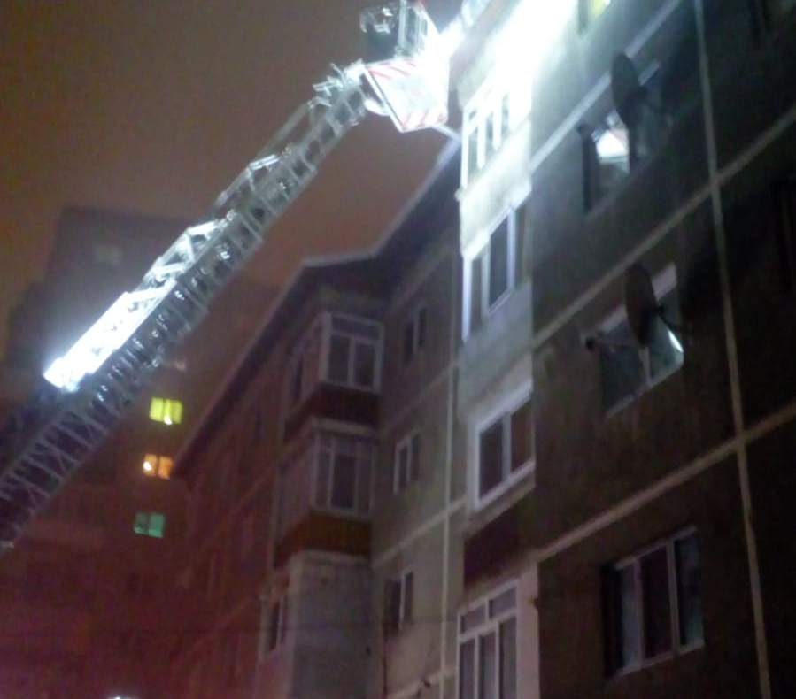 Pericolul vine de sus: țurțuri pe acoperișurile blocurilor din Zalău