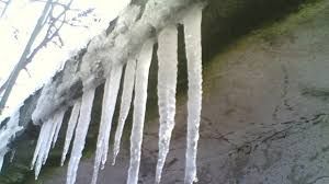 Atenție, cad țurțuri!