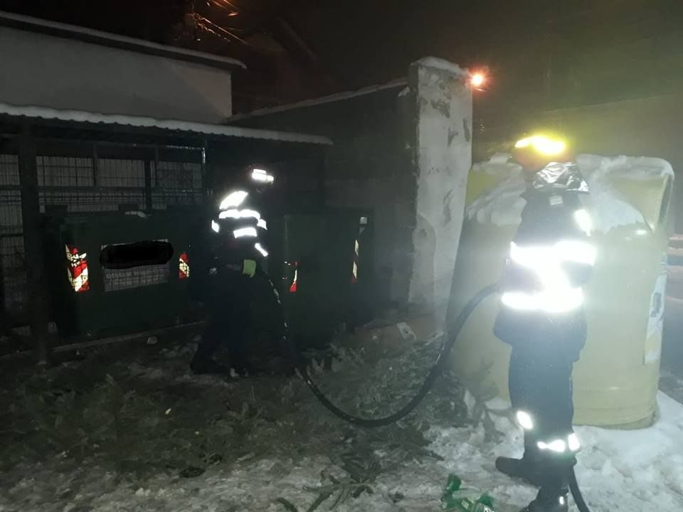 Containere de gunoi, în flăcări. Pompierii, din nou în acțiune