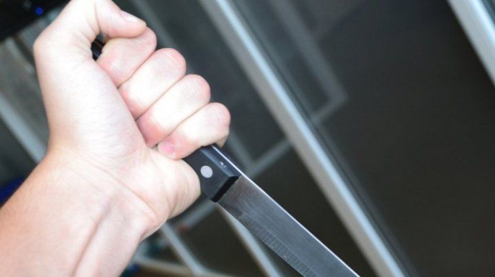 Un tânăr de 32 de ani și-a înjunghiat iubita. Cum a fost prins agresorul