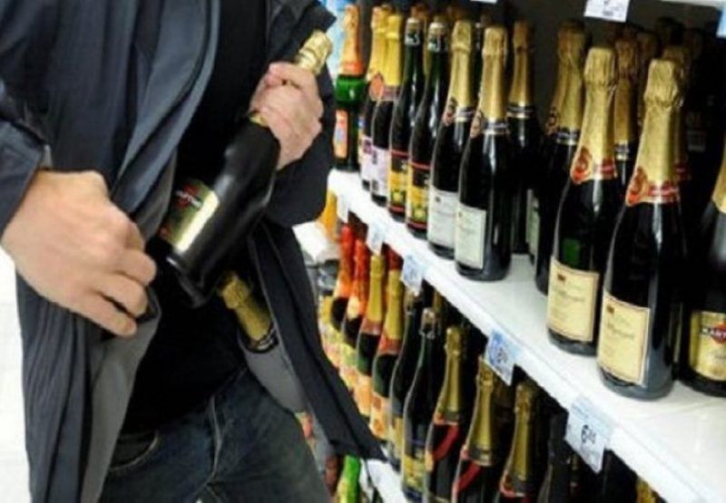 La 14 ani, a șutit o sticlă de băutură dintr-un magazin alimentar