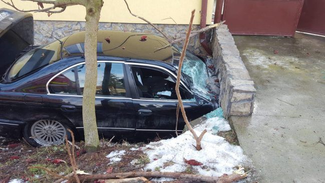 Accident la Sărmașag. De pe drum, direct într-un cap de pod