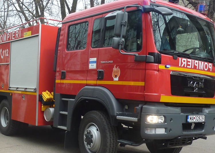 Incendiu mocnit la o casă din Zalău. Pompierii, chemați în ajutor